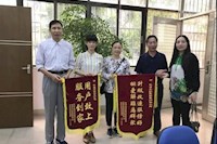 這兩面錦旗的背后，是對“群眾利益無小事”的堅(jiān)守