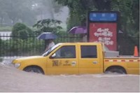 龍舟水太猛！管網(wǎng)搶險(xiǎn)“小黃人”與各區(qū)通力合作疏通水浸點(diǎn)！