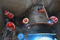 連夜搶修供水爆管！5輛送水車同時出動！